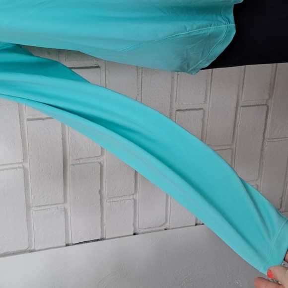 Under Armour Teal "keep You Cool" Cut Out Back Detail Top. Size Large. NWT - Picture 4 of 11